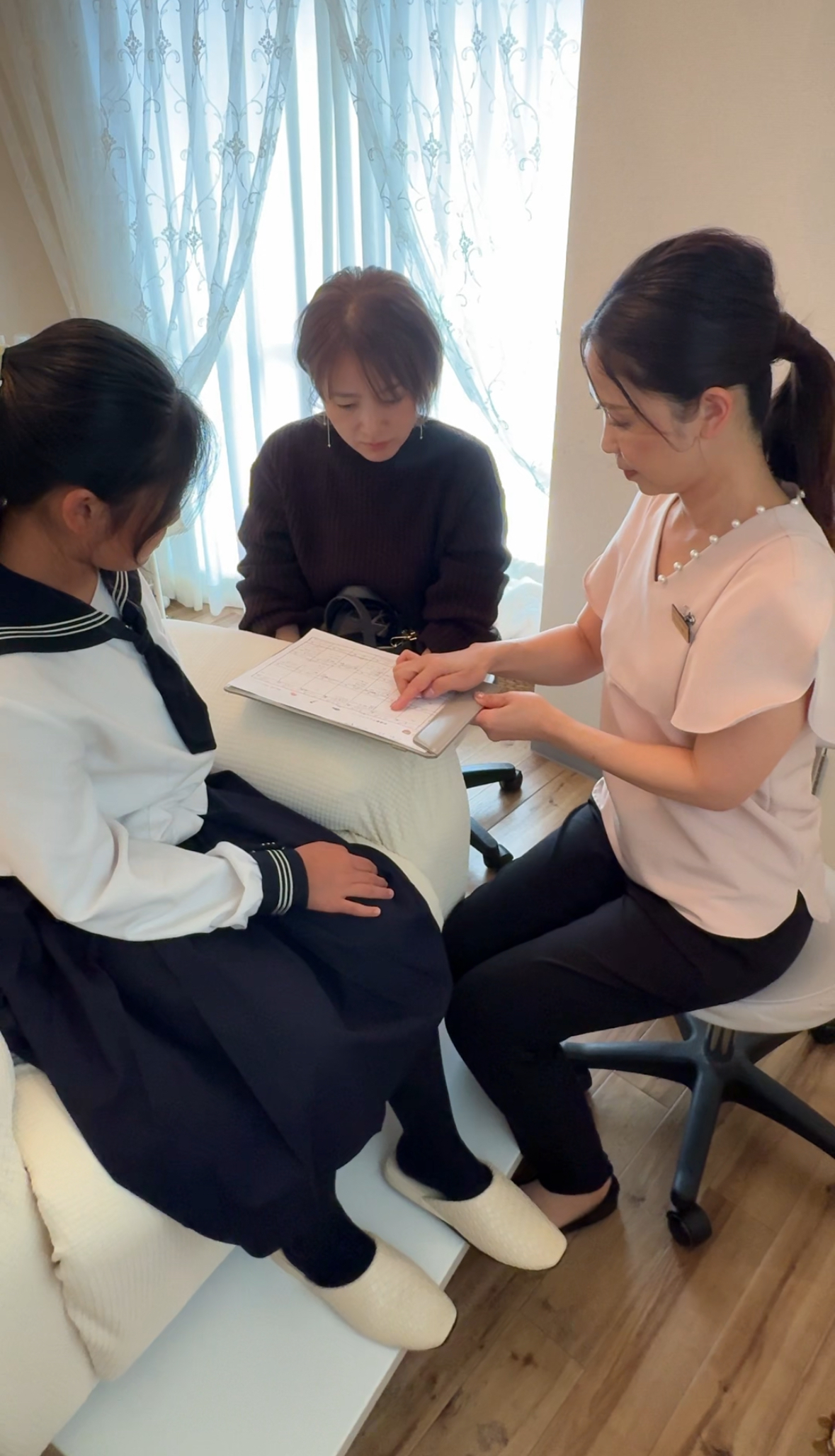 娘の思春期ニキビはいつまで続く？原因と正しいケア方法を徹底解説